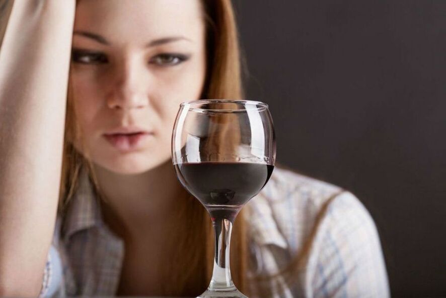 Donna con un bicchiere di vino