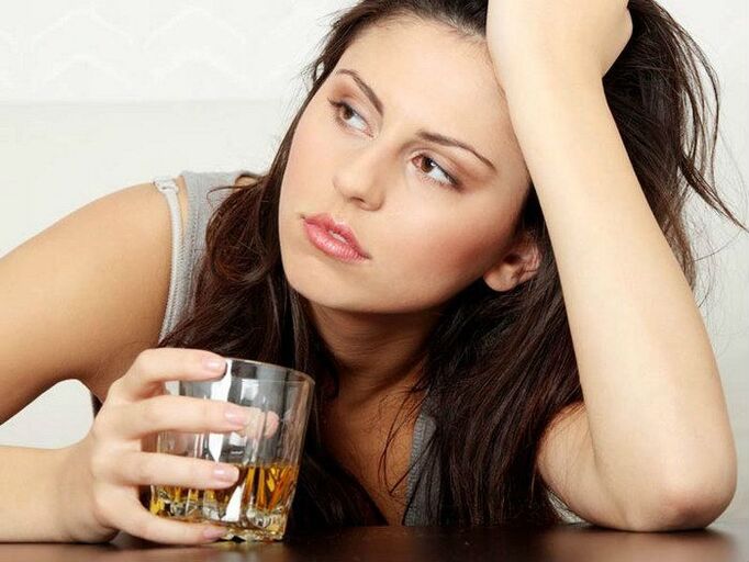 Una donna con alcol